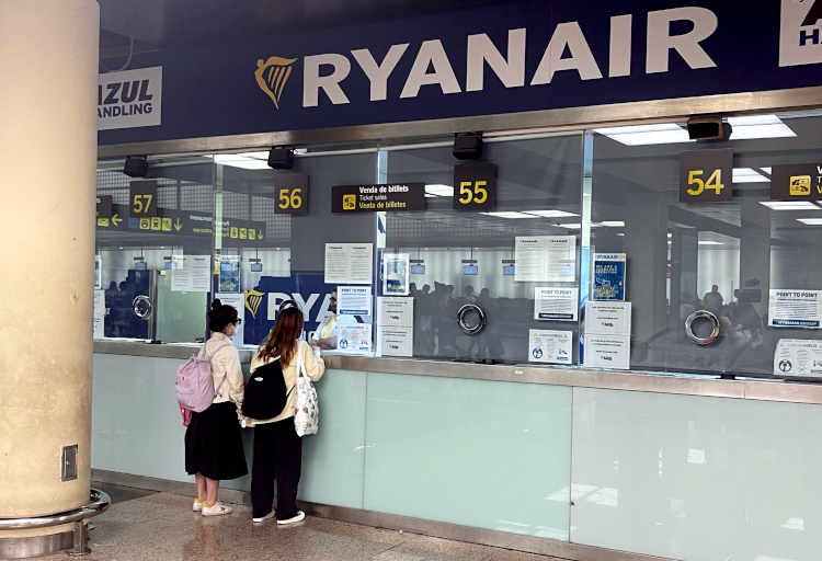 Ryanair passengers at the airline customer service desk on July 1, 2022 (by Cillian Shields)